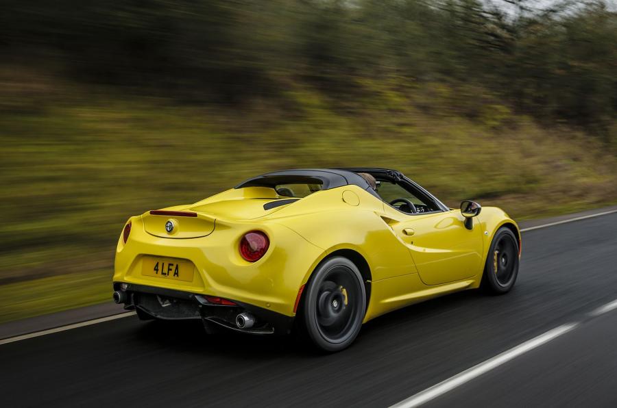  Alfa Romeo 4C Spider (960) 2015 года  (UK) (фото 2 из 23)